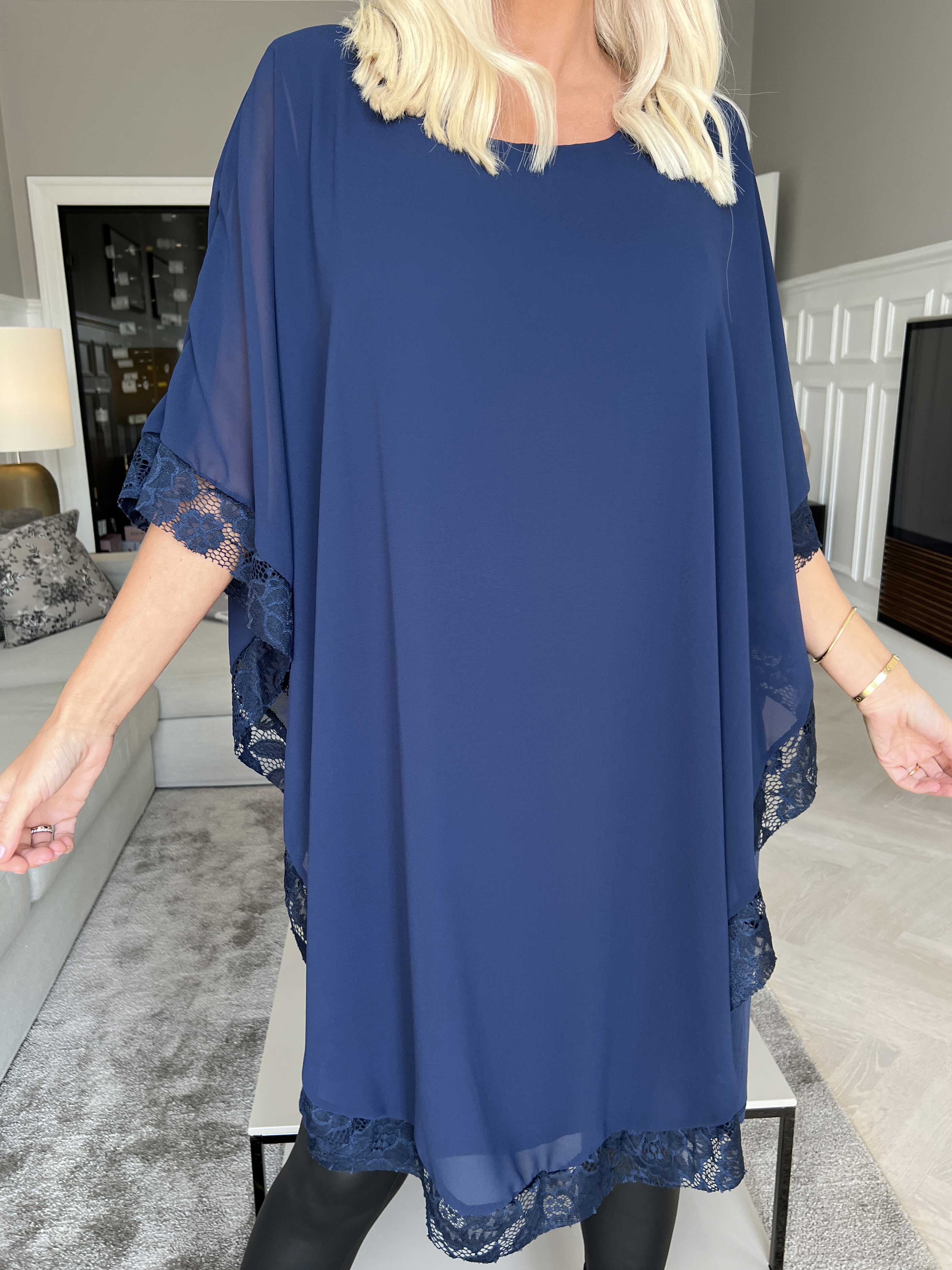 Kenya Edge - Tunikaklänning med chiffonglager och spetskant